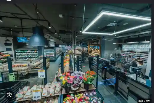 Kassenbereich eines modernen Supermarkts mit mehreren Kassenplätzen